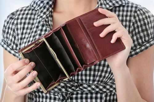 Thu nhập 15 triệu nhưng tháng nào cũng nhẵn túi, cô gái 26 tuổi giao hết tay hòm chìa khóa cho chồng