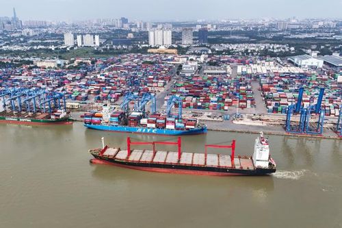 Giá xăng, giá dầu leo thang: Doanh nghiệp 'oằn mình' trong gọng kìm kép