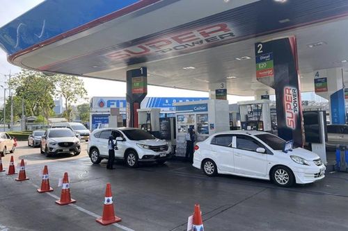 Người dân nhiều quốc gia đổ xô mua xăng, dầu do căng thẳng ở Trung Đông