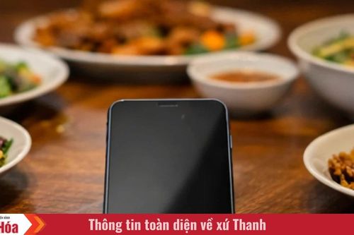 Bữa cơm gia đình 4.0: Khi kết nối ảo làm rạn nứt tình thân thật