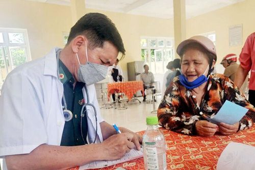 Bộ đội Biên phòng tỉnh An Giang khám bệnh, phát thuốc cho hơn 1.500 người nghèo đặc khu Phú Quốc