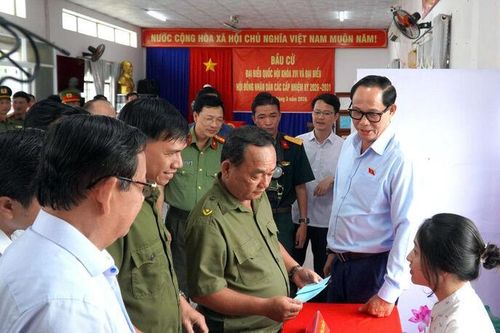Phó Chủ tịch Quốc hội, Thượng tướng Trần Quang Phương kiểm tra công tác bầu cử tại An Giang