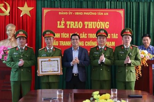 Phường Tân An: Khen thưởng đột xuất tập thể, cá nhân nhanh chóng làm rõ đối tượng trộm cắp tài sản