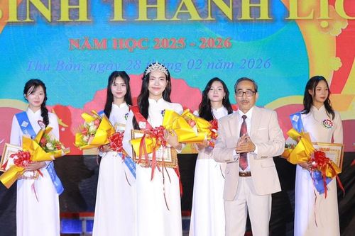 Nữ sinh tỏa sáng từ sân chơi thanh lịch