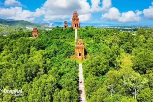 Thăm tháp cổ giữa lòng Gia Lai