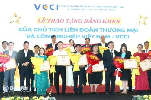 6 đại diện doanh nghiệp Đồng Nai được Liên đoàn Thương mại và Công nghiệp Việt Nam khen thưởng