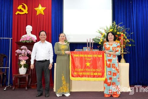 Hội Đông y tỉnh Đồng Tháp: Nhận Cờ thi đua xuất sắc của Trung ương Hội Đông y Việt Nam