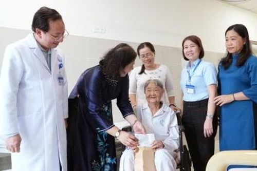 Đồng Tháp: Ấm áp chương trình trao quà cho nữ bệnh nhân nghèo dịp 8-3