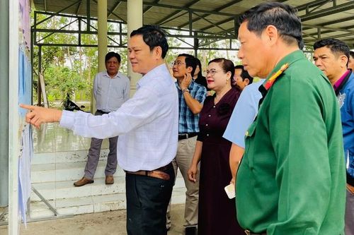 Giám đốc Sở Tài chính Trần Cang kiểm tra công tác chuẩn bị bầu cử tại 6 xã phía Tây tỉnh