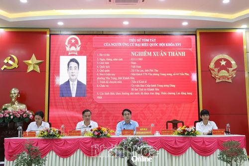 Bí thư Tỉnh ủy Nghiêm Xuân Thành và những người ứng cử đại biểu Quốc hội khóa XVI tiếp xúc cử tri phường Ninh Hòa