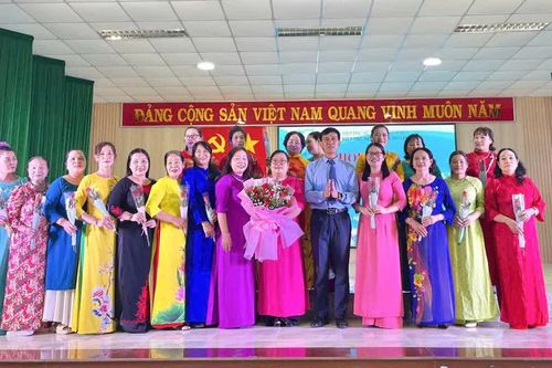 Hội Liên hiệp Phụ nữ phường Đô Vinh tổ chức trình diễn áo dài