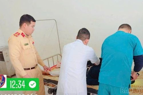 Cảnh sát giao thông Lào Cai kịp thời giúp đưa người dân đi cấp cứu