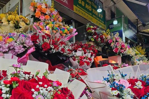 Thị trường 8/3: Hoa tươi tăng giá, mỹ phẩm và thời trang giảm tới 50%