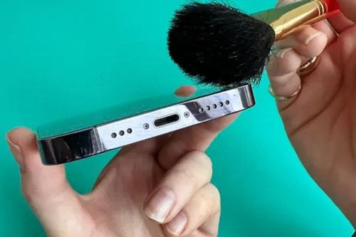 Mẹo vệ sinh cổng sạc và loa điện thoại an toàn theo khuyến nghị từ Apple và Samsung