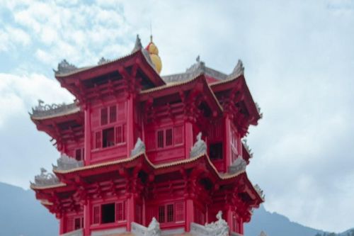 Bắc Ninh: Chiêm bái tháp chuông Hoa Nghiêm đỏ rực giữa hồ nước