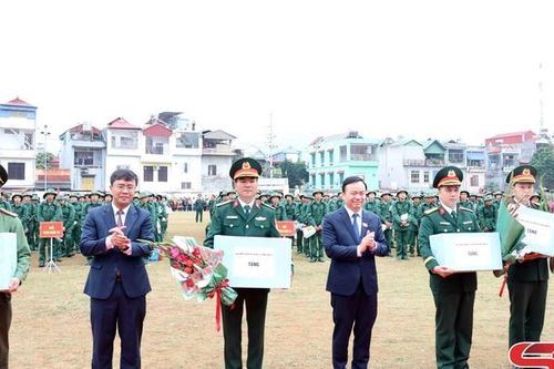 Tân binh khu vực Phù Yên, Bắc Yên hân hoan lên đường tòng quân