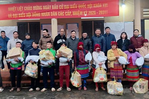 Trao 150 suất quà cho hộ nghèo tại xã Khâu Vai