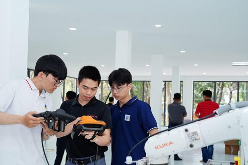 Đà Nẵng vận hành Trung tâm đào tạo, nghiên cứu và phát triển robot công nghiệp và trí tuệ nhân tạo