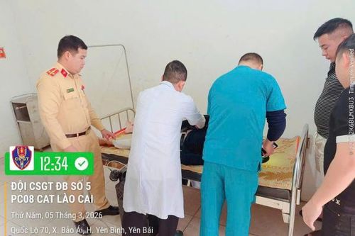 Cảnh sát giao thông kịp thời đưa người dân đi cấp cứu, vượt qua cơn nguy kịch