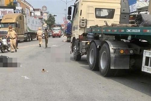 Va chạm với xe đầu kéo, nữ sinh 16 tuổi tử vong
