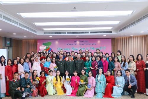 Phụ nữ Cục Đối ngoại duyên dáng với áo dài truyền thống