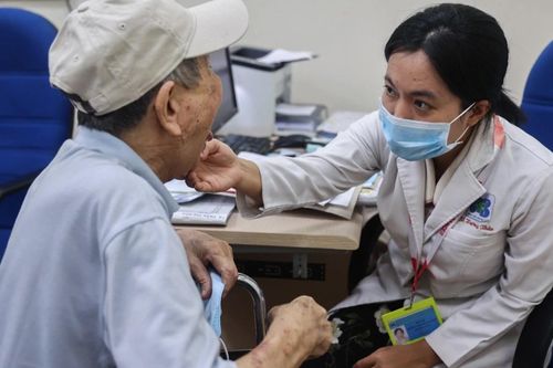 Người bệnh mạn tính có thể đến khám sớm hoặc muộn hơn 1-2 ngày