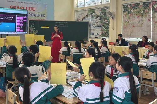 Trường Tiểu hoc Đông Khê và Nước Hai sinh hoạt chuyên đề 'Ứng dụng công nghệ số và giáo dục STEM trong dạy học môn Toán lớp 5'