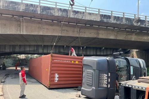Xe container lật nhào dưới gầm cầu Đồng Nai