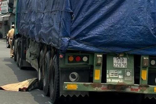 Tây Ninh: Xe container va chạm xe đạp điện, nữ sinh cấp 3 tử vong thương tâm