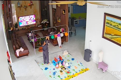 Xem clip 2 em bé tổ chức sinh nhật cho mẹ, dân mạng khen 'sao mà khéo dạy con'