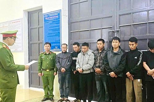 Phát hiện 7 người đánh bạc bằng xóc đĩa tại căn nhà hoang ở Hà Tĩnh
