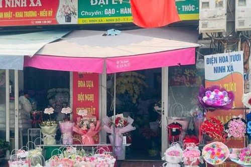 Thị trường hoa 8-3: Hoa tươi tăng giá nhẹ, hoa lụa thiết kế cầu kỳ hút khách