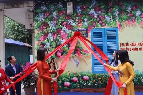 Phụ nữ Hoàn Kiếm khánh thành công trình 'Tranh tường bích họa'