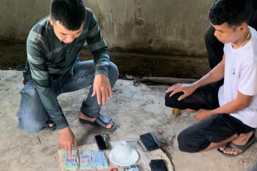 Rủ nhau lên nhà hoang trên núi đánh bạc