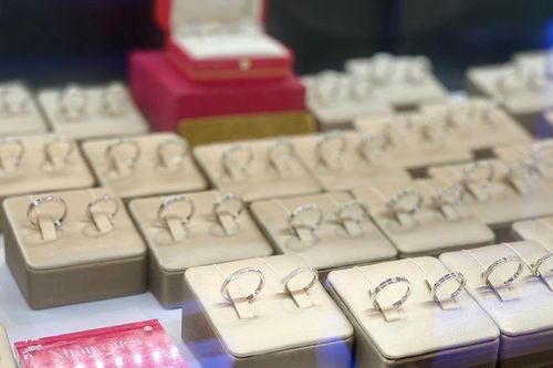 Quà tặng ngày 8/3: Một loại trang sức nhỏ đẹp long lanh và 'có võ', khiến hội chị em 'tan chảy'