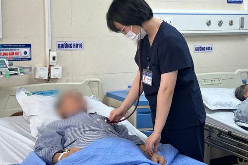 Liên tiếp 2 người sốc phản vệ nguy kịch: Men gan tăng gấp 10 lần do truyền dịch tại nhà