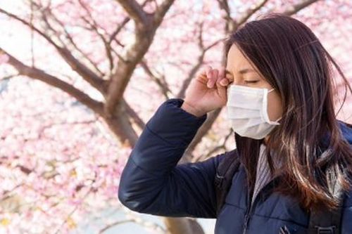 Viêm kết mạc mùa xuân dùng thuốc và chăm sóc như thế nào?