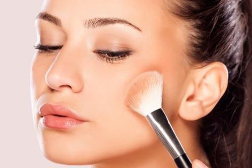 Mẹo trang điểm không bóng nhờn cho nữ văn phòng mùa nồm ẩm