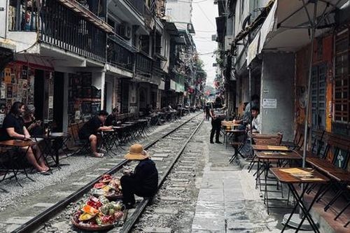 Hiện trạng 'phố cà phê đường tàu' Hoàn Kiếm sau yêu cầu tháo dỡ vi phạm