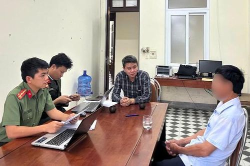 Hai người bị xử phạt vì đăng tin sai về bầu cử