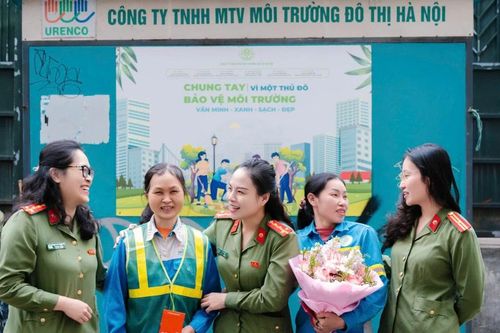 Hội Phụ nữ Thanh tra CATP Hà Nội thăm hỏi, động viên công nhân vệ sinh môi trường nhân dịp 8-3