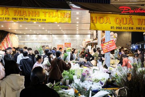 Giá hoa 8/3 tăng mạnh, chợ hoa Quảng An tấp nập khách từ nửa đêm