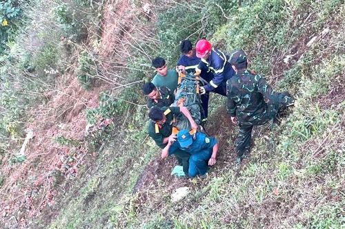Quảng Ngãi: Xe tải lao xuống vực sâu gần 200m, 1 người tử vong