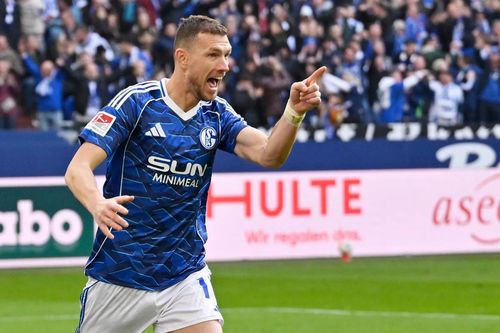 Phong độ đỉnh cao của Dzeko
