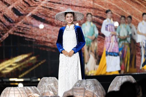 Nguyễn Thanh Hà trình diễn áo dài, lan tỏa thông điệp 'phát triển bền vững'