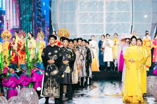 Hàng trăm nghệ sĩ, hoa hậu trình diễn áo dài trên phố đi bộ