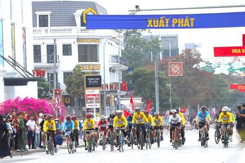 Hơn 700 VĐV tham gia đua xe đạp, chạy việt dã 'Về miền hoa ban - Điện Biên Phủ'