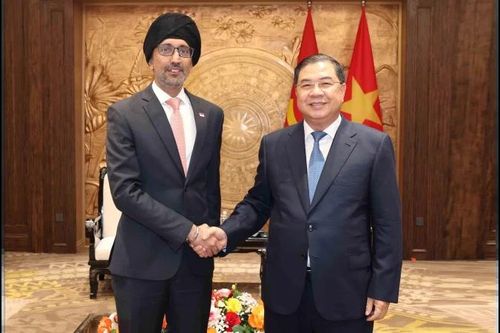 Chánh Văn phòng Trung ương Đảng Phạm Gia Túc tiếp Đại sứ Singapore tại Việt Nam Rajpal Singh