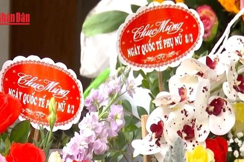 Thị trường hoa 8/3 sôi động, giá hoa tươi tăng nhẹ