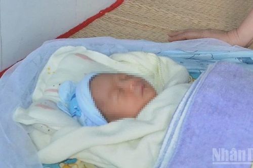 Đồng Tháp: Công an xã bàn giao bé sơ sinh bị bỏ rơi về Trung tâm Bảo trợ xã hội